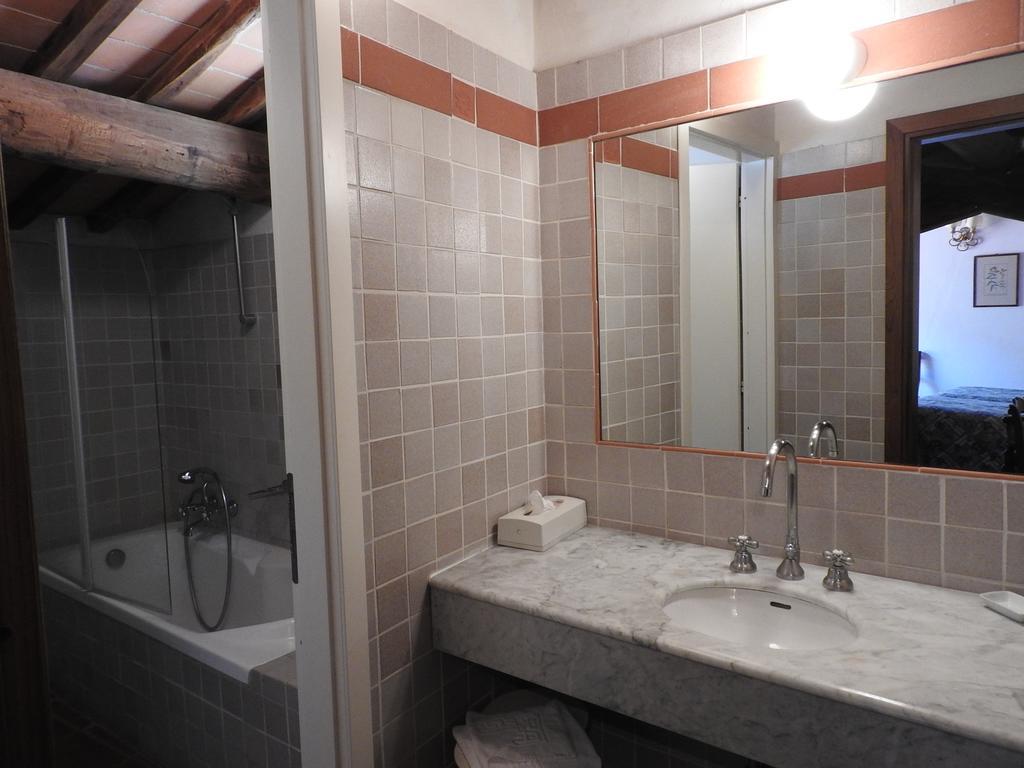 Relais Borgo Di Toiano Guest House Совичиле Екстериор снимка
